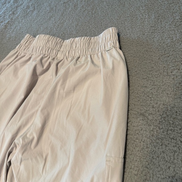 Vuori Womens Cargo Jogger Pants Size Medium Ivory White Drawstring VW4056 - Picture 7 of 12